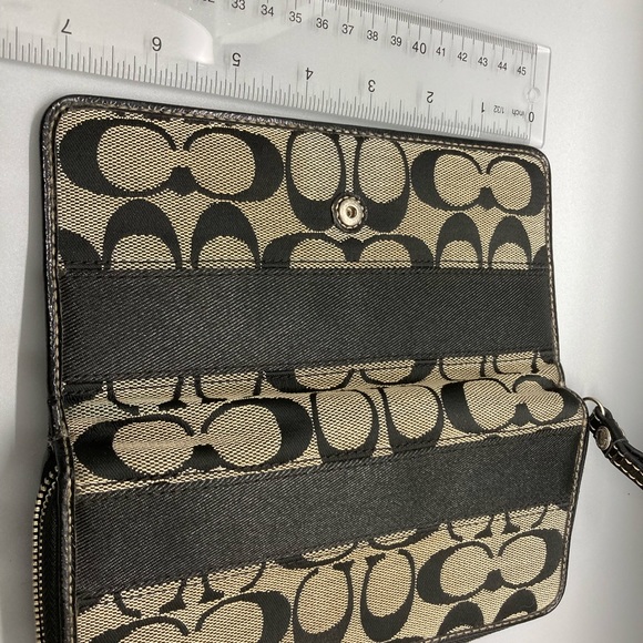 Coach Wallet Great Condition - Picture 8 of 9